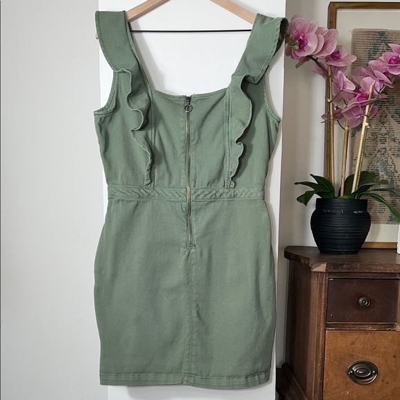 Tinsel Ruffle Stretch Dress - Picture 2 of 10